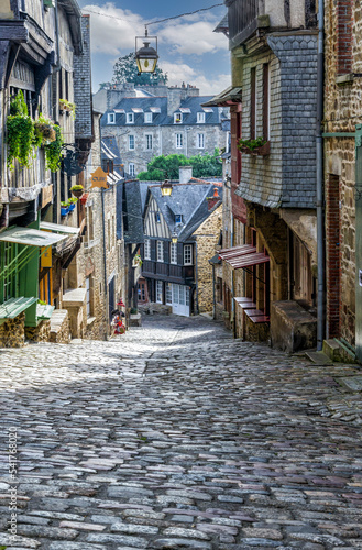 Fototapeta Naklejka Na Ścianę i Meble -  Rue du Jerzual à Dinant en Bretagne, ambiance médiévale