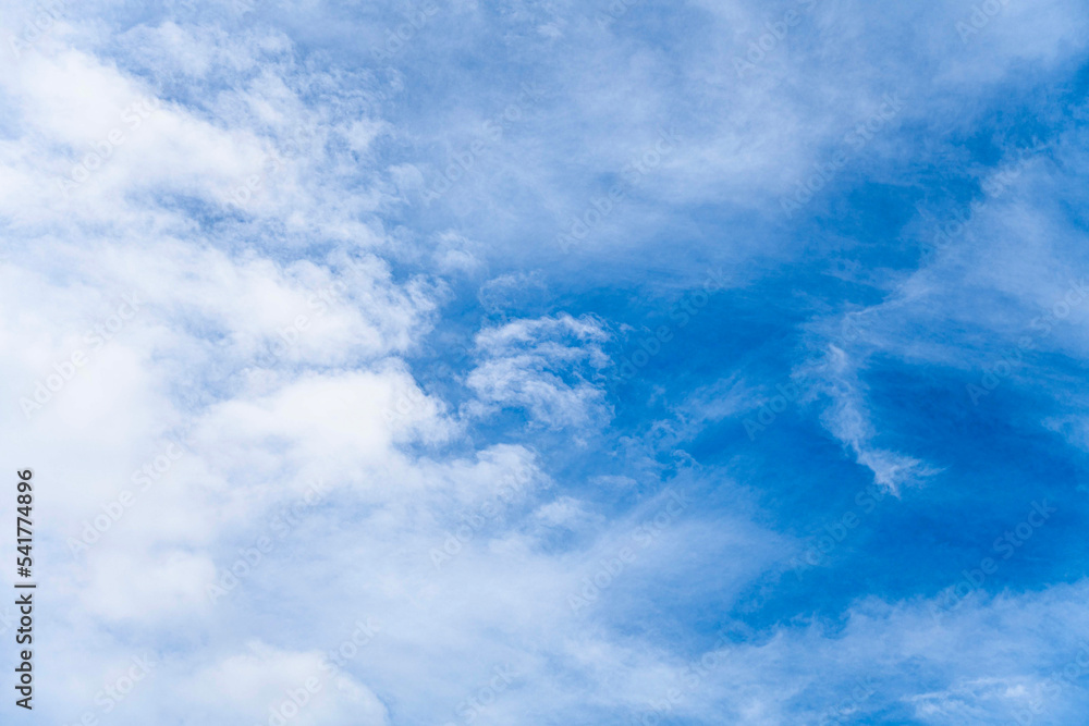 파란 하늘 위에 하얀 구름 Stock Photo | Adobe Stock