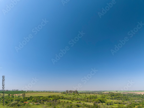 Imagens a  reas da cidade Termas de Ibir    localizada na regi  o Oeste do Estado de S  o Paulo  com agu  s ricas em van  dio  o que auxilia a saude das pessoas