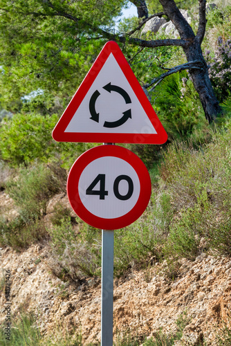 Road Sign: 40 Maximum allowed speed - Traffic Circle Ahead