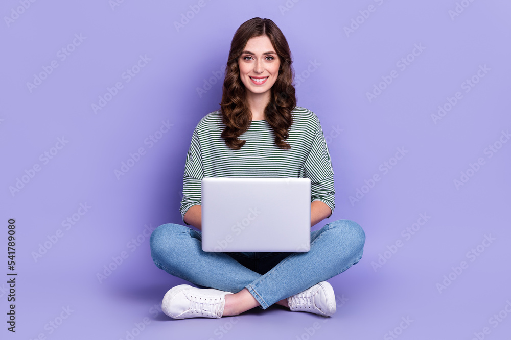 Photo of pretty positive lady sitting floor enjoy using modern quality device gadget sale isolated on purple color background Photo of pretty positive lady sitting floor enjoy using modern quality device gadget sale isolated on purple color background