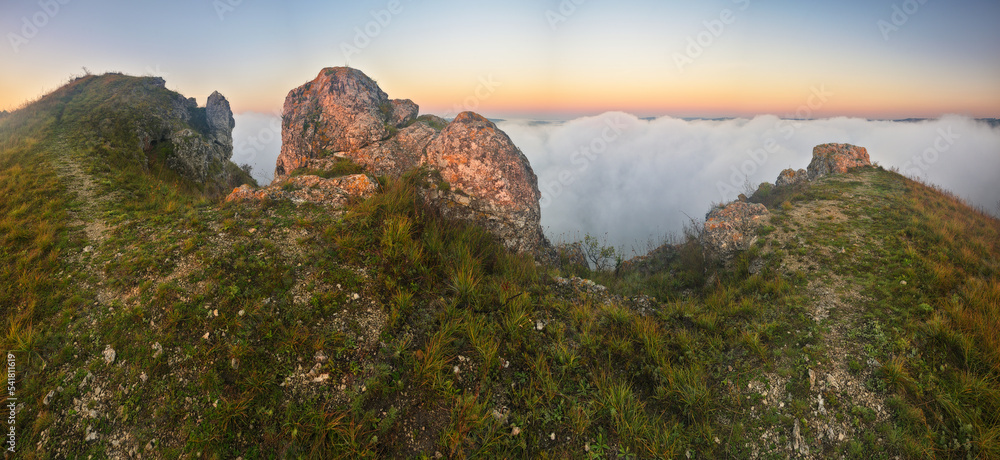 Obraz premium fog in the canyon. Autumn morning in the Dniester river valley. Nature of Ukraine