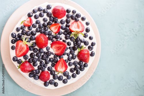 Pastel decorado con crema pastelera y frutos rojos 