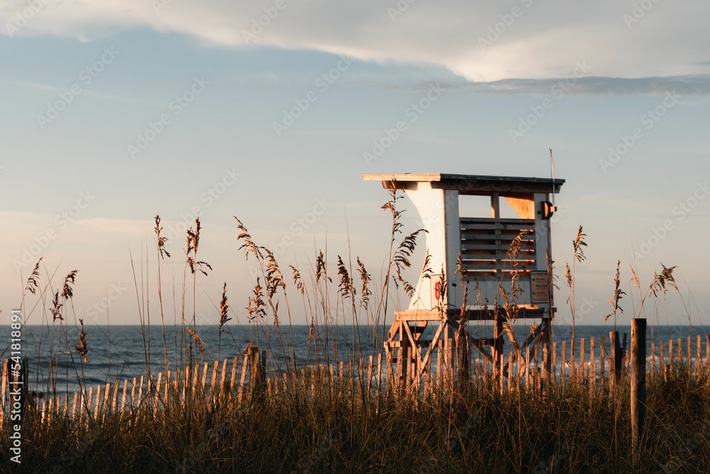 Obraz premium Lifeguard station near the Wrightsville Beach in North Carolina at sunset