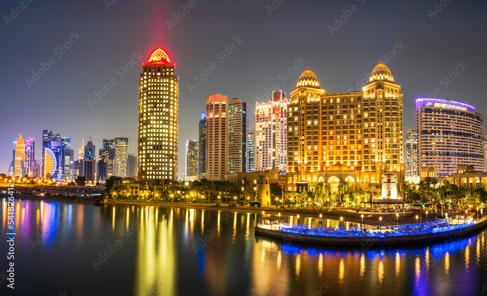 Obraz premium Panorama shot of Doha city buildings illuminated in colourful lights
