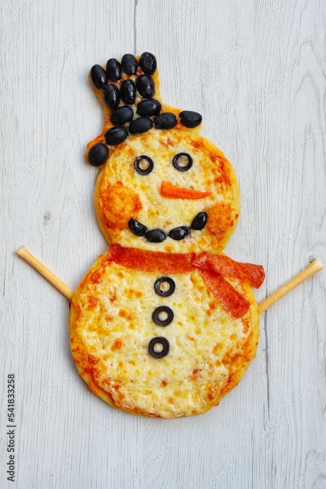 Snowman pizza made it from pizza crust,pizza sauce,mozzarella cheeses