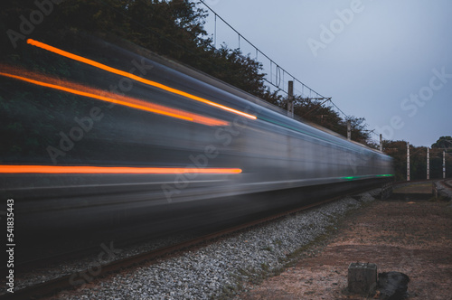 O tempo e a velocidade no transporte sobre trilhos de pessoas, conhecido como trem, no Brasil