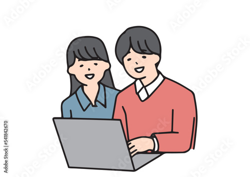 パソコンを見て何かを検討する夫婦