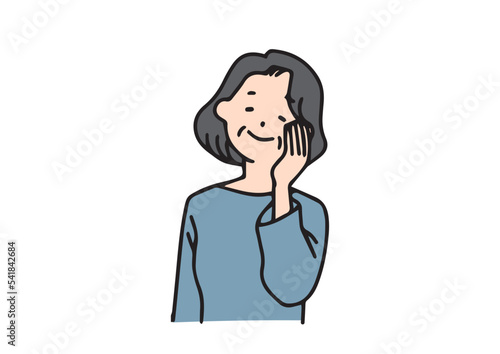 頬を触っている中年女性