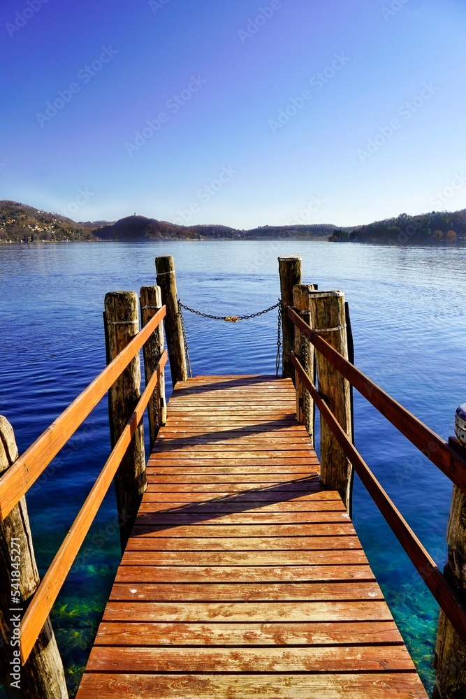 Naklejka premium wooden pier on the lake
