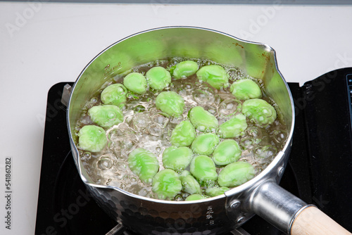 調理中の写真　そら豆を鍋で茹でる