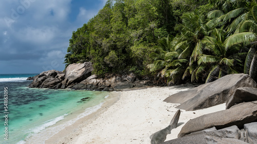 Obraz na plátně A secluded beach on a tropical island