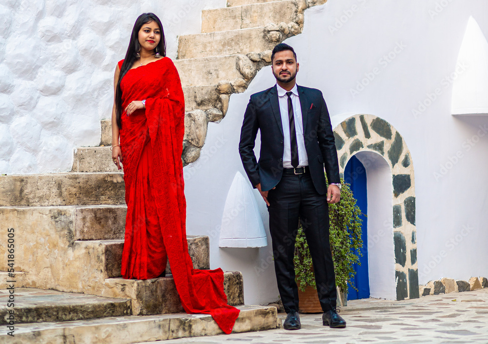 Foto Stock A young Indian couple shooting their pre wedding at a famous
