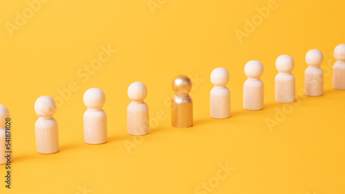 Obraz na płótnie An employee figurine comes out of a row of colleagues