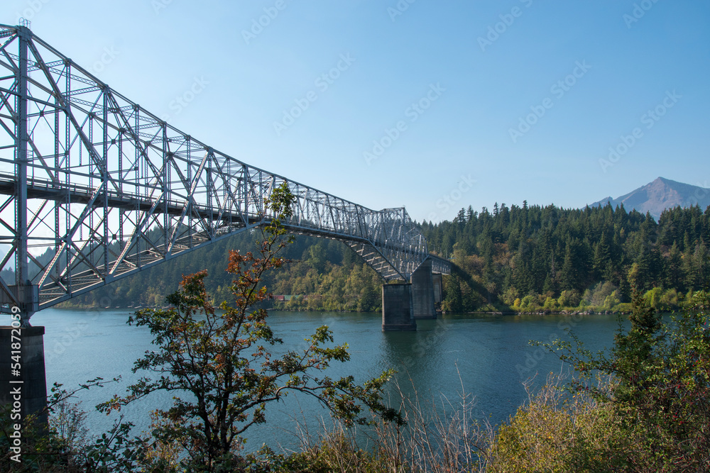 Bridge of the Gods spanning the Columbia River, linking Oregon and Washington State. Bridge of the Gods spanning the Columbia River, linking Oregon and Washington State.