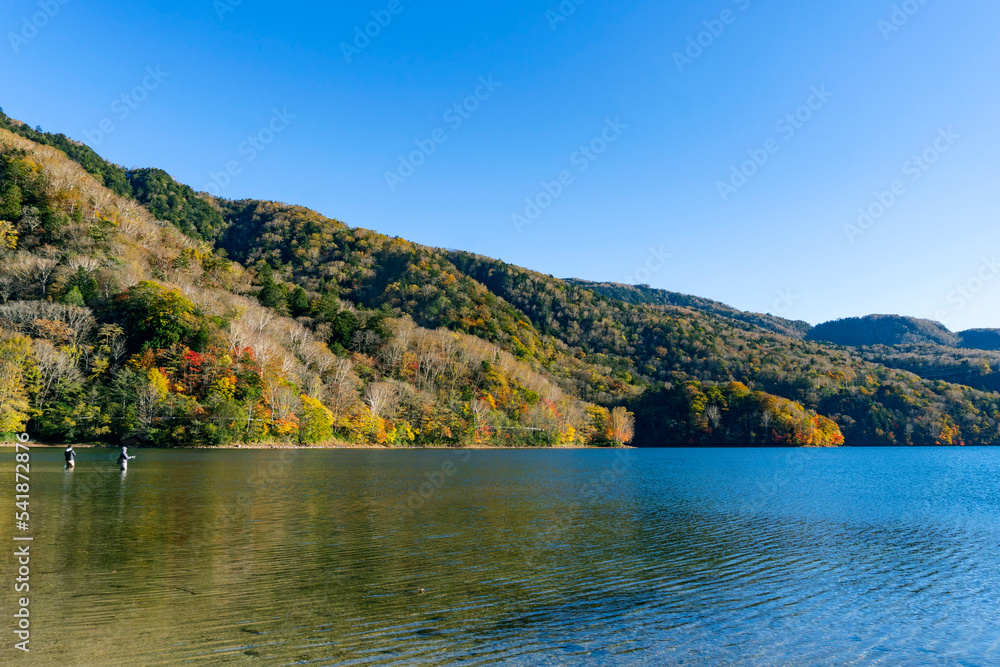 釣り人がいる秋の丸沼湖【丸沼高原・日光国立公園】日本群馬県