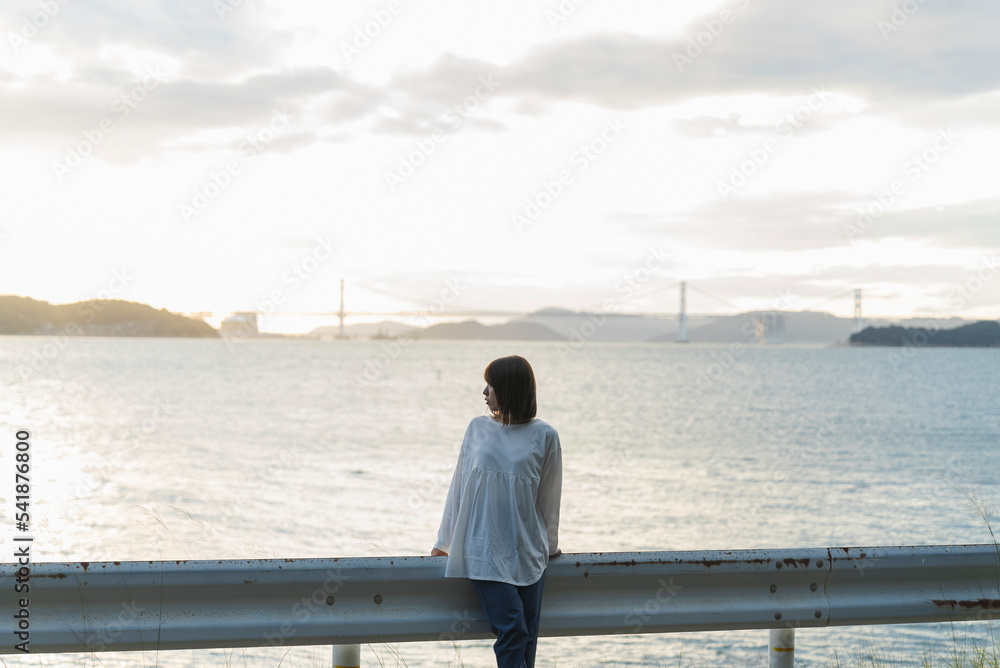 夕暮れの海にいる女性 夕暮れの海にいる女性