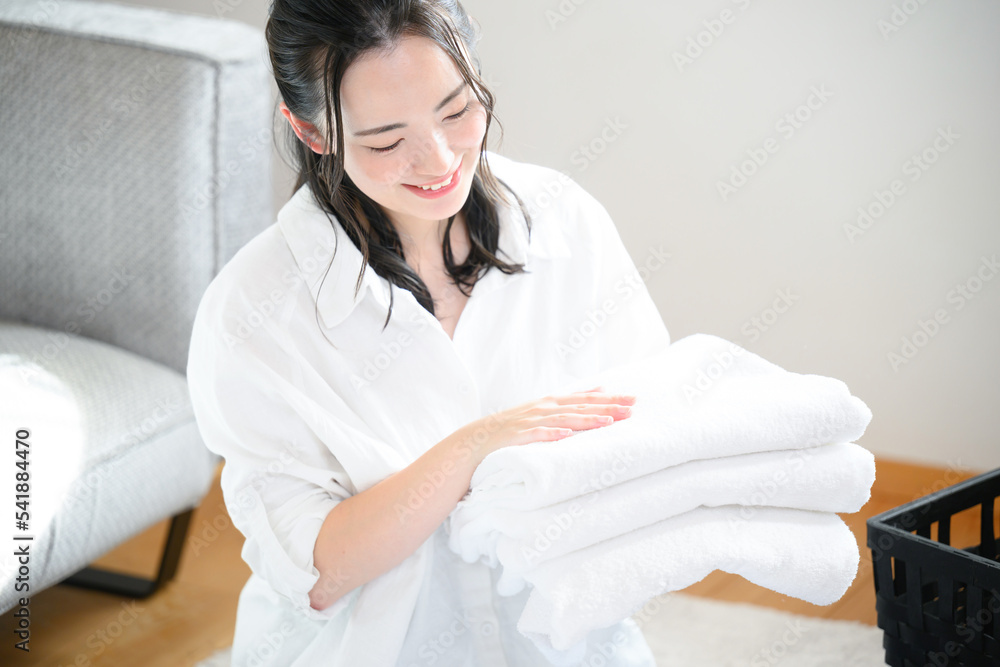 フワフワのタオルを畳む美しい女性 フワフワのタオルを畳む美しい女性