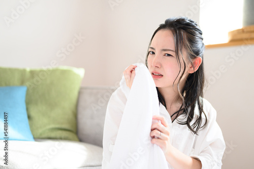 生乾きの洗濯の匂いが困ってしまう女性