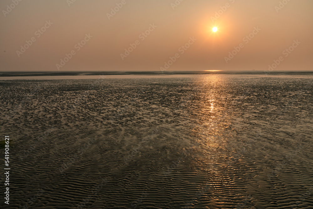 Obraz premium A shot of sun during sunrise / sunset , early morning / nightfall at Digha Sea Beach, West Bengal.
