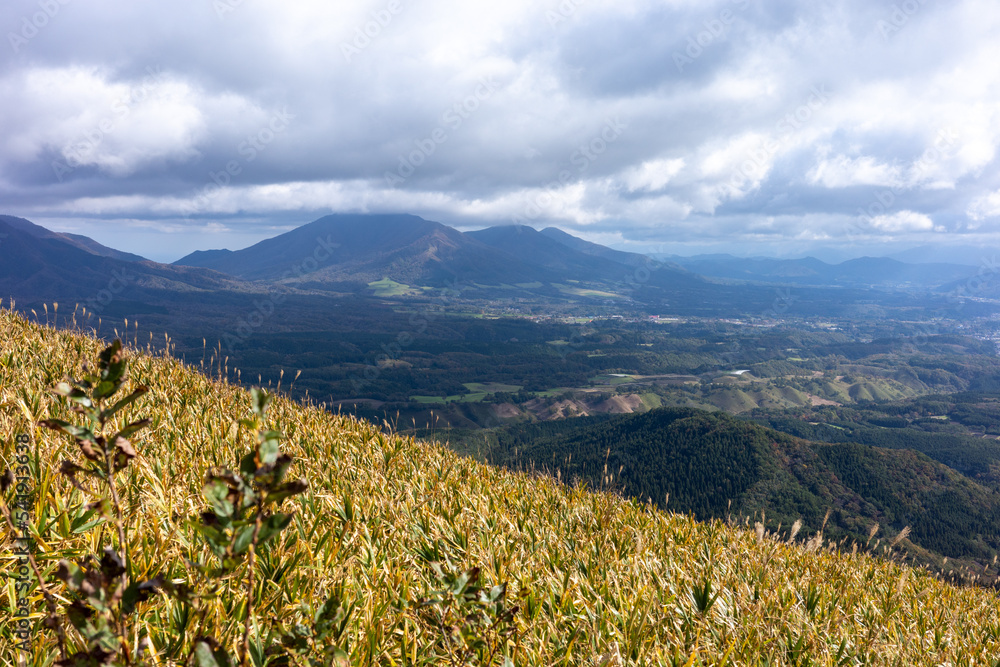 Fototapeta premium 日本の岡山県と鳥取県にまたがる三平山からの美しい風景