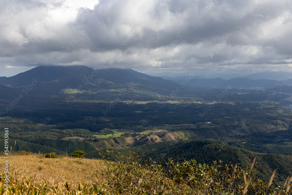 Fototapeta premium 日本の岡山県と鳥取県にまたがる三平山からの美しい風景