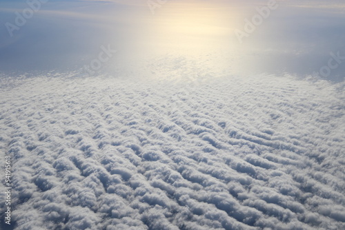 Flug über Wolkendecke © Peter
