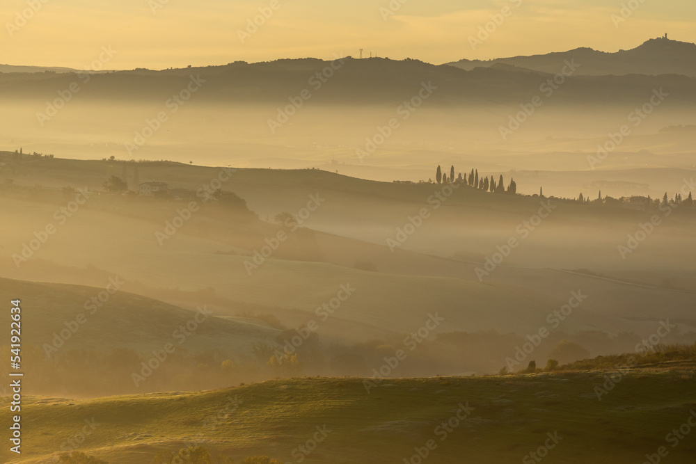 Obraz premium Scenic view of the sunrise in Toscana, Italy. Golden sunrise light in Toscana.
