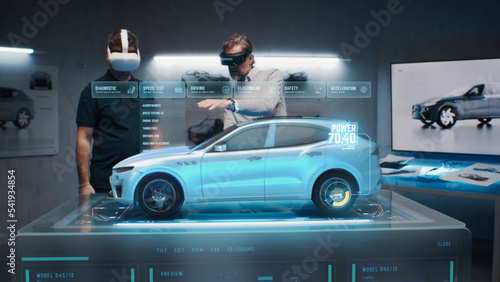 Foto Two development engineers in the studio are designing an eco-friendly sustainable standard electric vehicle using 3D modeling technology and VR headsset