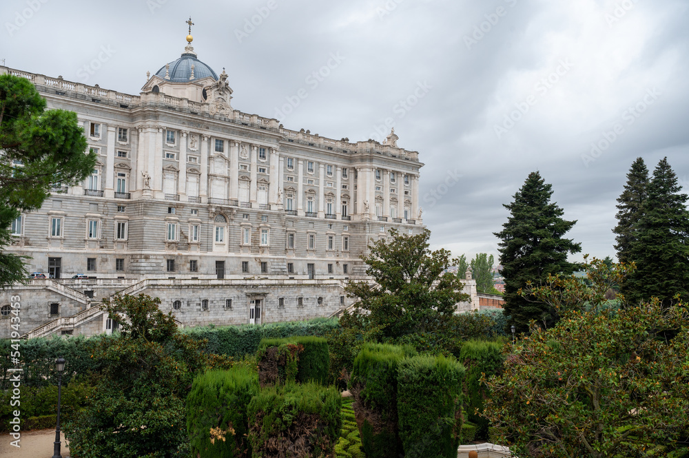 Fototapeta premium Beautiful royal palace in Madrid
