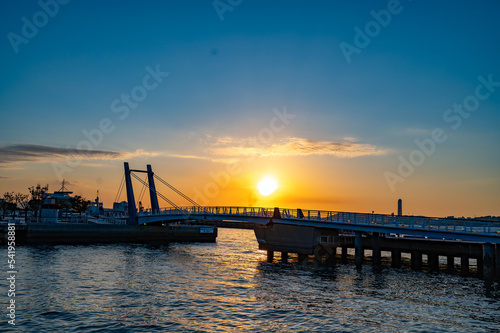 夏の門司港レトロから見る関門海峡に沈む夕陽
