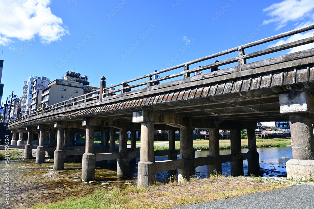 東海道の起点 秋に見上げる京都市三条大橋