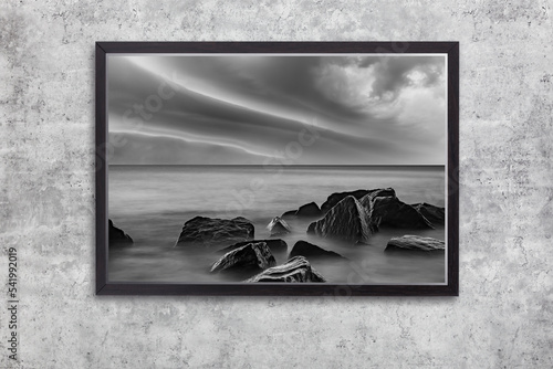 Felsen im Meer und Wolkenhimmel