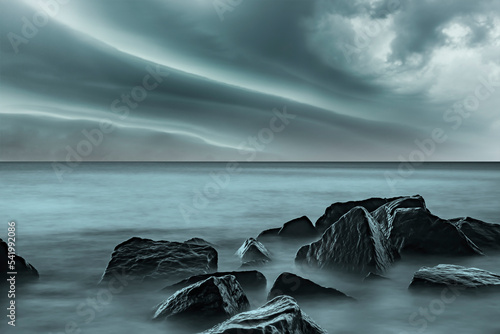 Felsen im Meer und Wolkenhimmel