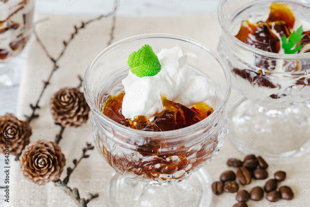 ホイップクリームをのせた手作りコーヒーゼリー ホイップクリームをのせた手作りコーヒーゼリー