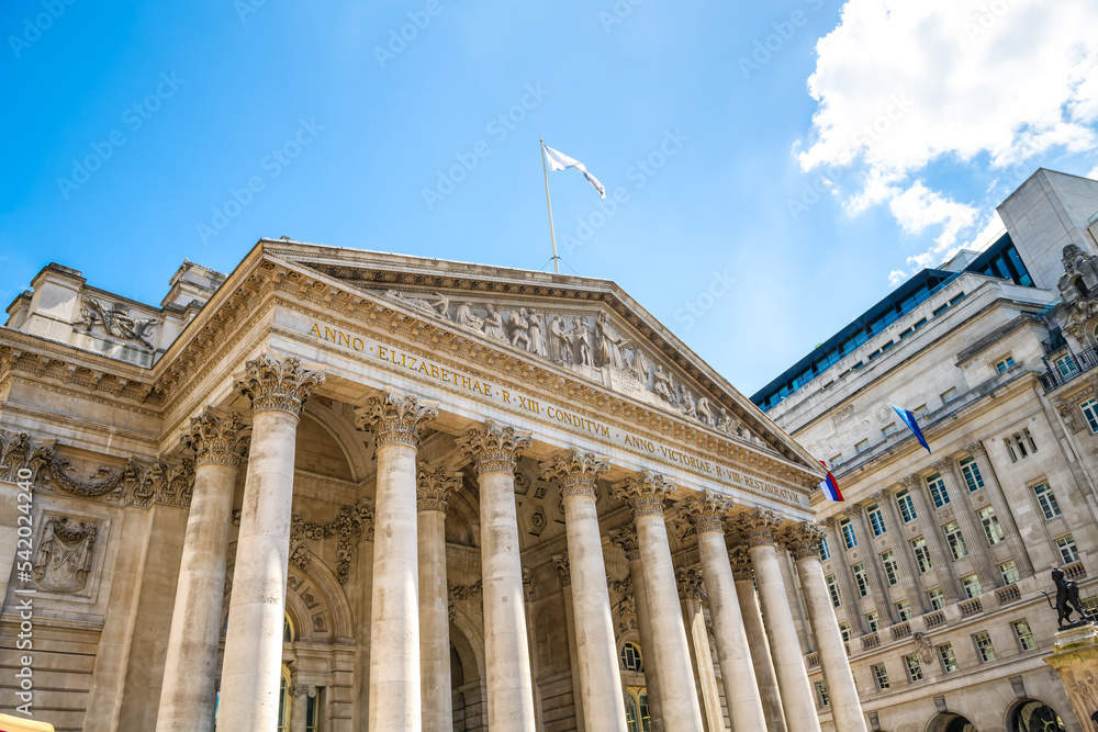 Φωτογραφία City of London, UK downtown financial district city with historic building of St