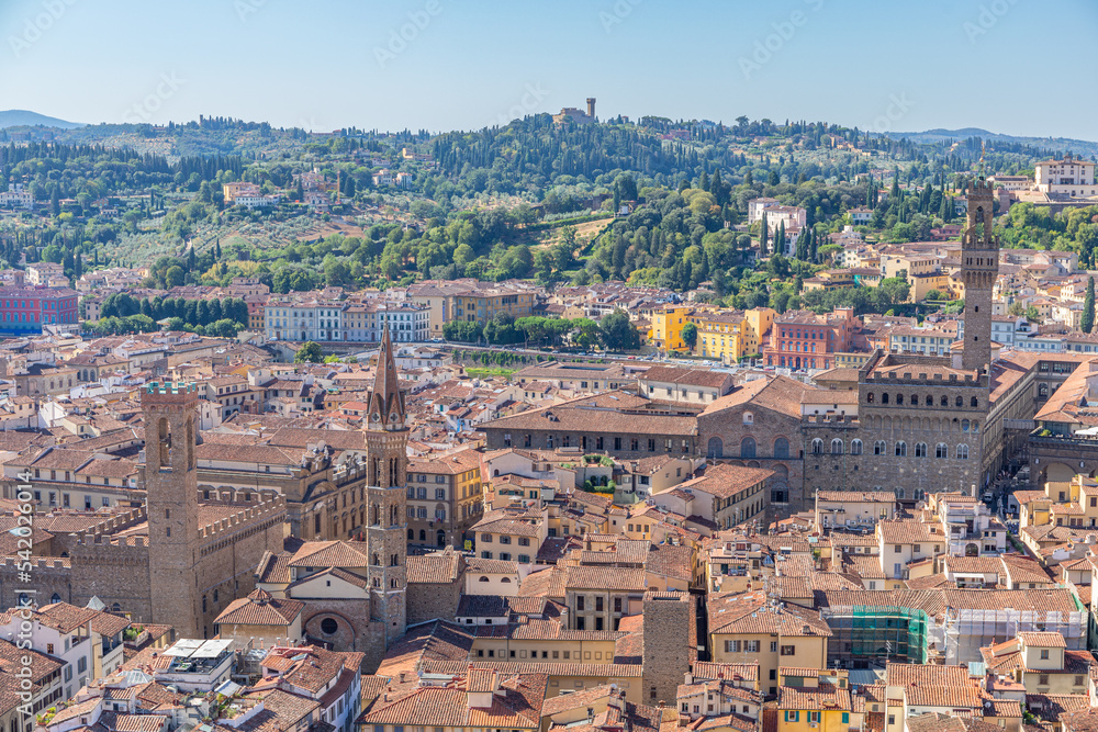 Vue sur le Palazzo Vecchio, le Palazzo Bargello et le Badia Fiorentina Monastero depuis la coupole du Duomo, à Florence, Italie
