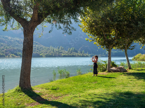 Fotografía Chica joven haciendo fotos en el embalse de San Lorenzo en lLeida