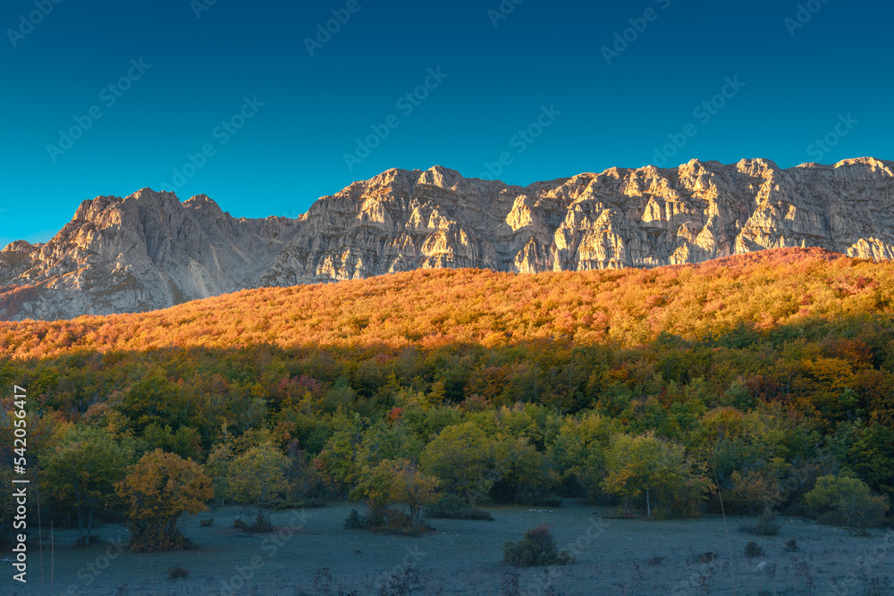 Φωτογραφία l'autunno si affaccia sui boschi del parco del Sirente Velino, con la parete nor