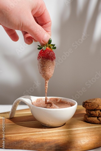 Vertical shot of strawberry dessert with cookies