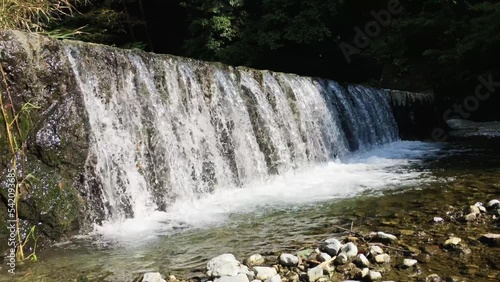 小さな堰堤から流れ落ちる水