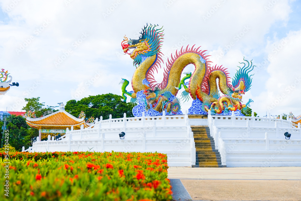 Φωτογραφία Golden dancing dragon at Suan Sawan, Sawan Park or Paradise Park in Nakhon Sawan Province, Thailand