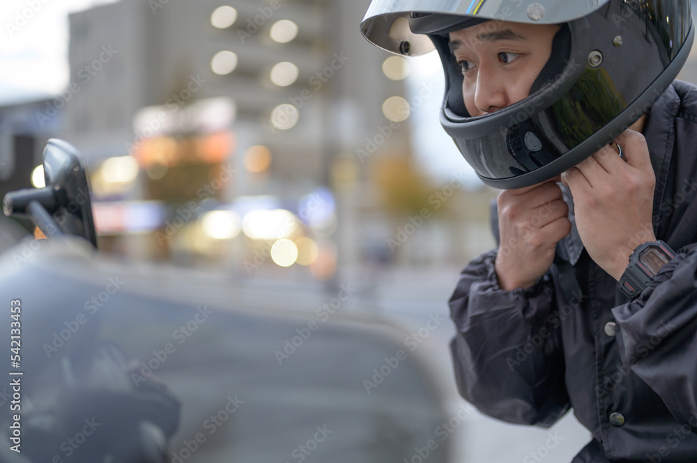 ヘルメットをかぶるライダー ヘルメットをかぶるライダー