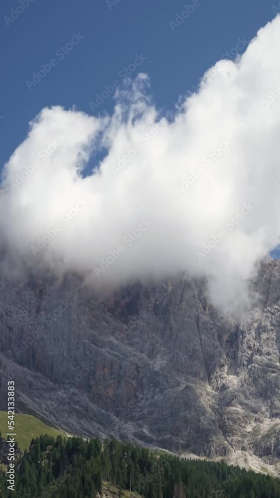 Time lapse verticale, paesaggio montano con nuvole