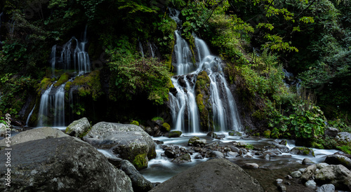 美しい滝　山梨県吐竜の滝