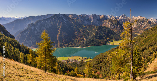Herbstlicher Blick vom Rofan über den Achensee ins Karwendel