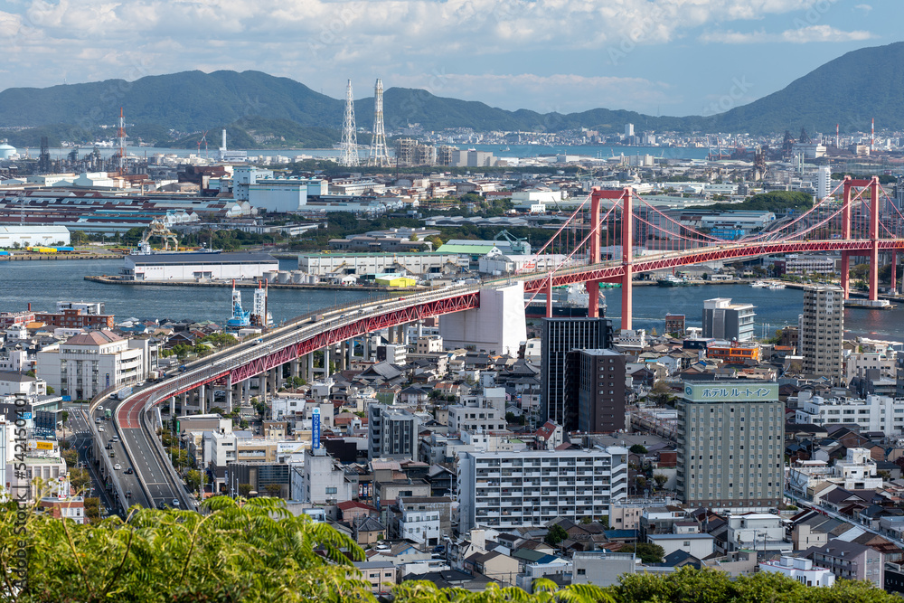 Obraz premium 北九州市 高塔山公園からの洞海湾の眺め 若戸大橋