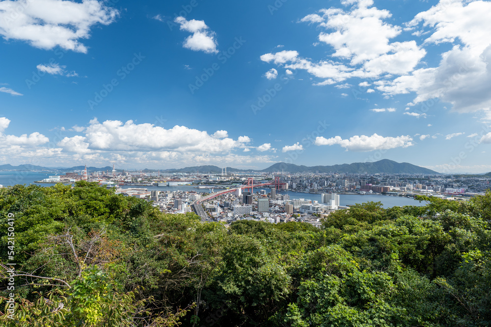 Fototapeta premium 北九州市 高塔山公園からの洞海湾の眺め 若戸大橋