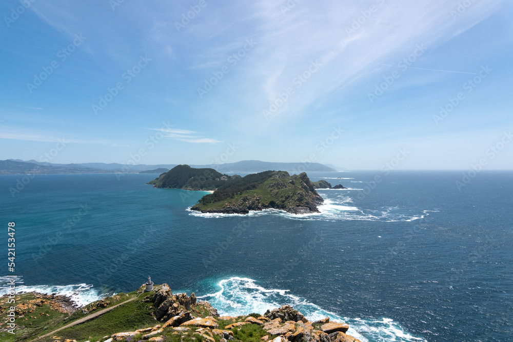 La isla de San Martiño vista desde la isla de O Faro, en el archipielago de Cíes, en Vigo (Galicia, España)