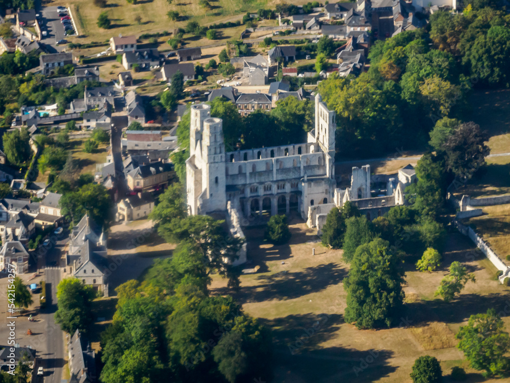 vue aérienne de l'abbaye de Jumièges en France